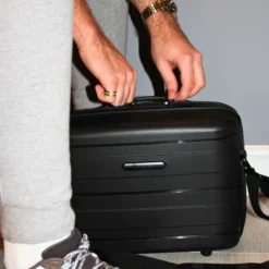 IT Luggage Momentous - Vanity Case (Black) -UK Suitcase Sales Shop 2 acda522a 7277 4ba5 b781 ee917dabe9a9